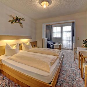Zimmer mit Kingsize-Bett